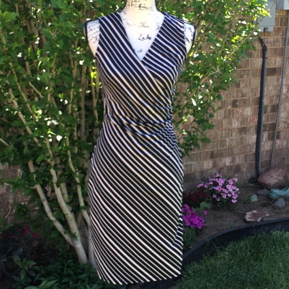 Express Dresses & Skirts - ‼️$12‼️EXPRESS Figure Flattering Ruched Dress
